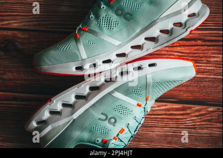 ZÜRICH, SCHWEIZ, 31. MÄRZ 2023: Cloudsurfer 7, neue innovative Road Running Schuhe von On Running Company: Weich, bequem und bereit für den Wettkampf Stockfoto