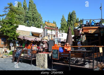 Argentinien, El Calafate: Charakteristische Open-Air-Bar an der Hauptstraße. Stockfoto