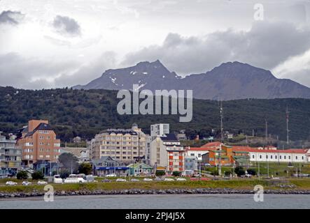 Argentinien, Tierra del Fuego, Ushuaia: Blick auf einen Teil der Stadt und den Yachthafen, mit den Martial Mountains im Hintergrund, vom Beagle Chann Stockfoto