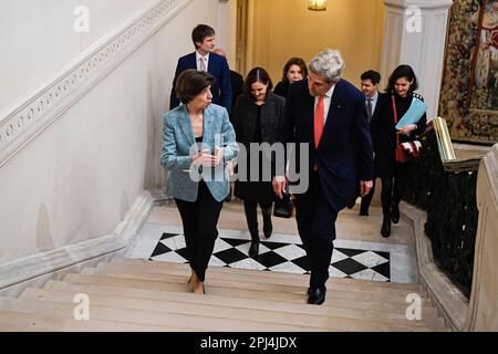 Paris, Frankreich. 31. März 2023. Catherine Colonna, Ministerin für Europa und Auswärtige Angelegenheiten, empfängt John Kerry U.S. Sondergesandter des Präsidenten für Klimapolitik am 31. März 2023 in Paris, Frankreich. Foto von Victor Joly/ABACAPRESS.COM Kredit: Abaca Press/Alamy Live News Stockfoto