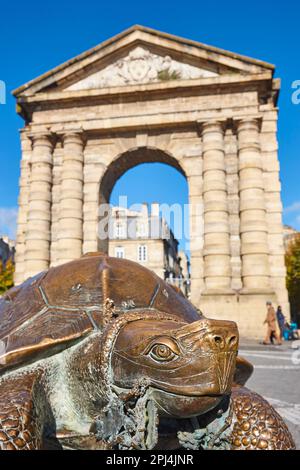 Aquitanentor und Schildkrötenbronzeskulptur. Stadtzentrum von Bordeaux. Frankreich Stockfoto