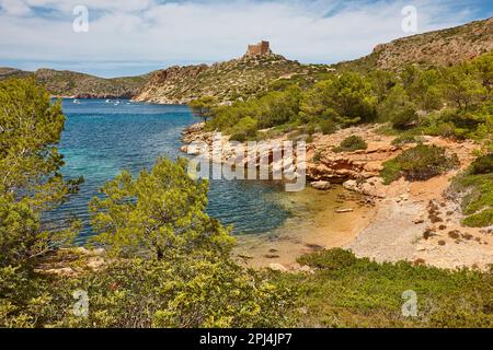 Türkisfarbenes Wasser in der Landschaft der Cabrera Island Bay. Balearen. Spanien Stockfoto