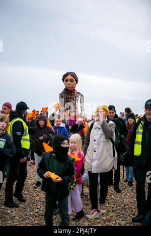 Brighton, East Sussex, Großbritannien. 30. März 2023. Brighton, Vereinigtes Königreich, 30. März 2023. Eine Marionette, die den jungen syrischen Flüchtling Amal repräsentiert, wurde in die englische Stadt Brighton gebracht. Es wird angenommen, dass über tausende Menschen an die Küste gegangen sind, um Amal zu beobachten, dessen Name „Hoffnung“ bedeutet. Die Marionette hatte zunächst die türkisch-syrische Grenze verlassen, bevor sie mehrere Länder überquerte und das Vereinigte Königreich erreichte. Ziel des Projekts ist es, die Flüchtlingskrise der Syrer und der Flüchtlinge weltweit hervorzuheben (Kreditbild: © Matt Duckett/IMAGESLIVE via ZUMA Press Wire). Stockfoto