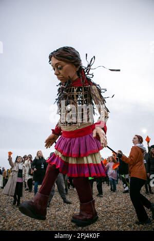 Brighton, East Sussex, Großbritannien. 30. März 2023. Brighton, Vereinigtes Königreich, 30. März 2023. Eine Marionette, die den jungen syrischen Flüchtling Amal repräsentiert, wurde in die englische Stadt Brighton gebracht. Es wird angenommen, dass über tausende Menschen an die Küste gegangen sind, um Amal zu beobachten, dessen Name „Hoffnung“ bedeutet. Die Marionette hatte zunächst die türkisch-syrische Grenze verlassen, bevor sie mehrere Länder überquerte und das Vereinigte Königreich erreichte. Ziel des Projekts ist es, die Flüchtlingskrise der Syrer und der Flüchtlinge weltweit hervorzuheben (Kreditbild: © Matt Duckett/IMAGESLIVE via ZUMA Press Wire). Stockfoto