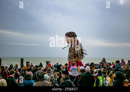 Brighton, East Sussex, Großbritannien. 30. März 2023. Brighton, Vereinigtes Königreich, 30. März 2023. Eine Marionette, die den jungen syrischen Flüchtling Amal repräsentiert, wurde in die englische Stadt Brighton gebracht. Es wird angenommen, dass über tausende Menschen an die Küste gegangen sind, um Amal zu beobachten, dessen Name „Hoffnung“ bedeutet. Die Marionette hatte zunächst die türkisch-syrische Grenze verlassen, bevor sie mehrere Länder überquerte und das Vereinigte Königreich erreichte. Ziel des Projekts ist es, die Flüchtlingskrise der Syrer und der Flüchtlinge weltweit hervorzuheben (Kreditbild: © Matt Duckett/IMAGESLIVE via ZUMA Press Wire). Stockfoto