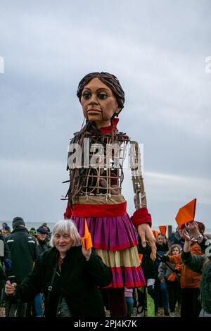 Brighton, East Sussex, Großbritannien. 30. März 2023. Brighton, Vereinigtes Königreich, 30. März 2023. Eine Marionette, die den jungen syrischen Flüchtling Amal repräsentiert, wurde in die englische Stadt Brighton gebracht. Es wird angenommen, dass über tausende Menschen an die Küste gegangen sind, um Amal zu beobachten, dessen Name „Hoffnung“ bedeutet. Die Marionette hatte zunächst die türkisch-syrische Grenze verlassen, bevor sie mehrere Länder überquerte und das Vereinigte Königreich erreichte. Ziel des Projekts ist es, die Flüchtlingskrise der Syrer und der Flüchtlinge weltweit hervorzuheben (Kreditbild: © Matt Duckett/IMAGESLIVE via ZUMA Press Wire). Stockfoto