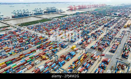 SHANGHAI, CHINA - 31. MÄRZ 2023 - Luftfoto zeigt Containerumschlag im Hafen Waigaoqiao in Shanghai, Ostchina, 31. März 2023. Seitdem Stockfoto