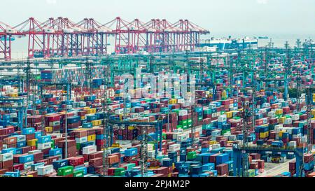 SHANGHAI, CHINA - 31. MÄRZ 2023 - Luftfoto zeigt Containerumschlag im Hafen Waigaoqiao in Shanghai, Ostchina, 31. März 2023. Seitdem Stockfoto