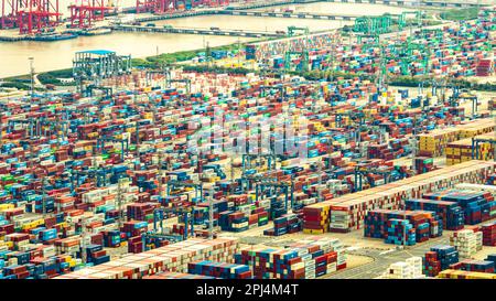 SHANGHAI, CHINA - 31. MÄRZ 2023 - Luftfoto zeigt Containerumschlag im Hafen Waigaoqiao in Shanghai, Ostchina, 31. März 2023. Seitdem Stockfoto