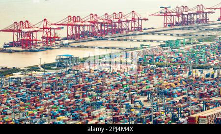 SHANGHAI, CHINA - 31. MÄRZ 2023 - Luftfoto zeigt Containerumschlag im Hafen Waigaoqiao in Shanghai, Ostchina, 31. März 2023. Seitdem Stockfoto