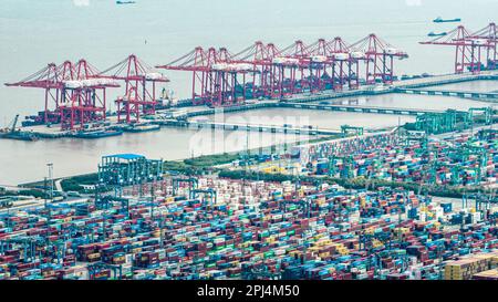 SHANGHAI, CHINA - 31. MÄRZ 2023 - Luftfoto zeigt Containerumschlag im Hafen Waigaoqiao in Shanghai, Ostchina, 31. März 2023. Seitdem Stockfoto