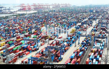 SHANGHAI, CHINA - 31. MÄRZ 2023 - Luftfoto zeigt Containerumschlag im Hafen Waigaoqiao in Shanghai, Ostchina, 31. März 2023. Seitdem Stockfoto