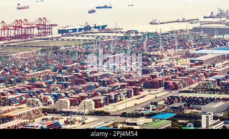 SHANGHAI, CHINA - 31. MÄRZ 2023 - Luftfoto zeigt Containerumschlag im Hafen Waigaoqiao in Shanghai, Ostchina, 31. März 2023. Seitdem Stockfoto
