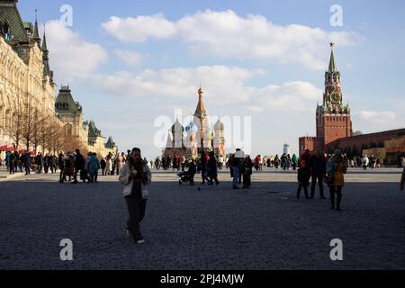 Moskau, Russland. 28. März 2023. Menschen gehen auf dem Roten Platz in Moskau. (Kreditbild: © Vlad Karkov/SOPA Images via ZUMA Press Wire) NUR REDAKTIONELLE VERWENDUNG! Nicht für den kommerziellen GEBRAUCH! Stockfoto