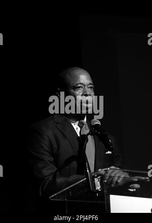 New York, New York, USA. 30. März 2023. Eric Adams, Bürgermeister von New York City, spricht anlässlich der gemeinnützigen Einführung von „Spread Love NYC“, die Freiwillige dazu befähigt, Gemeinschaften zu lieben und einander zu helfen, zum Wohle unserer Nachbarn, für New Yorker und Bedürftige durch das Konzept der Freiwilligentätigkeit, Wie Bürgermeister Eric Adams sagte. Start im Museum of the City of New York am 30. März 2023 in New York City. Kredit: Chris Moore/Media Punch/Alamy Live News Stockfoto