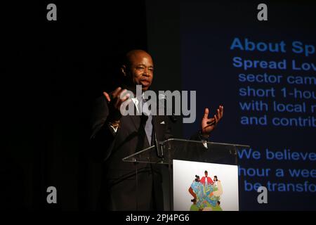 New York, New York, USA. 30. März 2023. Eric Adams, Bürgermeister von New York City, spricht anlässlich der gemeinnützigen Einführung von „Spread Love NYC“, die Freiwillige dazu befähigt, Gemeinschaften zu lieben und einander zu helfen, zum Wohle unserer Nachbarn, für New Yorker und Bedürftige durch das Konzept der Freiwilligentätigkeit, Wie Bürgermeister Eric Adams sagte. Start im Museum of the City of New York am 30. März 2023 in New York City. Kredit: Chris Moore/Media Punch/Alamy Live News Stockfoto