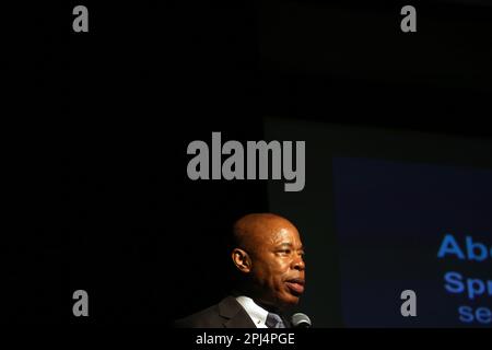 New York, New York, USA. 30. März 2023. Eric Adams, Bürgermeister von New York City, spricht anlässlich der gemeinnützigen Einführung von „Spread Love NYC“, die Freiwillige dazu befähigt, Gemeinschaften zu lieben und einander zu helfen, zum Wohle unserer Nachbarn, für New Yorker und Bedürftige durch das Konzept der Freiwilligentätigkeit, Wie Bürgermeister Eric Adams sagte. Start im Museum of the City of New York am 30. März 2023 in New York City. Kredit: Chris Moore/Media Punch/Alamy Live News Stockfoto