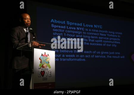 New York, New York, USA. 30. März 2023. Eric Adams, Bürgermeister von New York City, spricht anlässlich der gemeinnützigen Einführung von „Spread Love NYC“, die Freiwillige dazu befähigt, Gemeinschaften zu lieben und einander zu helfen, zum Wohle unserer Nachbarn, für New Yorker und Bedürftige durch das Konzept der Freiwilligentätigkeit, Wie Bürgermeister Eric Adams sagte. Start im Museum of the City of New York am 30. März 2023 in New York City. Kredit: Chris Moore/Media Punch/Alamy Live News Stockfoto