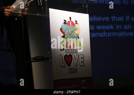 New York, New York, USA. 30. März 2023. Eric Adams, Bürgermeister von New York City, spricht anlässlich der gemeinnützigen Einführung von „Spread Love NYC“, die Freiwillige dazu befähigt, Gemeinschaften zu lieben und einander zu helfen, zum Wohle unserer Nachbarn, für New Yorker und Bedürftige durch das Konzept der Freiwilligentätigkeit, Wie Bürgermeister Eric Adams sagte. Start im Museum of the City of New York am 30. März 2023 in New York City. Kredit: Chris Moore/Media Punch/Alamy Live News Stockfoto