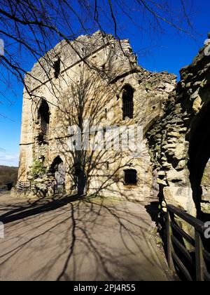 Die Ruine des Kings Tower im Knaresborough Castle im Frühling Sonnenschein Knaresborough North Yorkshire England Stockfoto