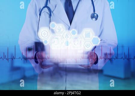 Medizintechnisches Konzept. Arzt mit Tablette und Abbildung verschiedener Symbole, doppelte Belichtung Stockfoto