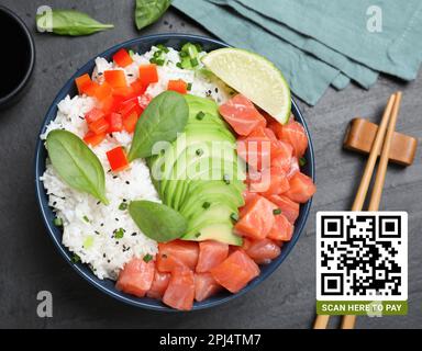 QR-Code für kontaktloses Menü scannen. Köstliche Schüssel mit Lachs und Avocado auf schwarzem Tisch, flach liegend Stockfoto