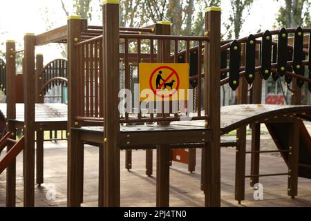 Schild: HUNDE SIND AUF dem Kinderspielplatz NICHT ERLAUBT Stockfoto