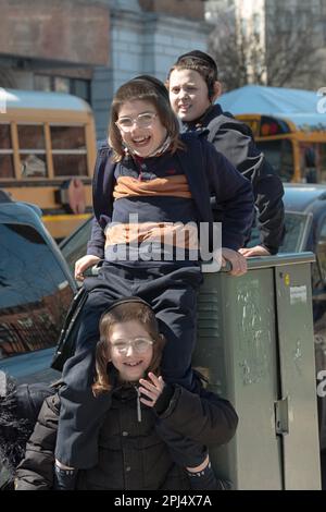 Junge chassidische jüdische Schüler, die sich während der Pause von ihrer Jeschiwa-Schule amüsieren. In Brooklyn, New York. Stockfoto