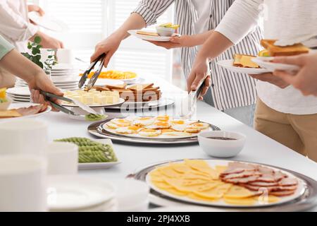 Leute, die während des Frühstücks essen, schließen. Buffetservice Stockfoto