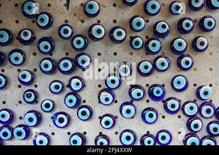 Blaue, böse Augenperlen hangen auf dem Brett Stockfoto