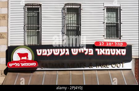 Ein jiddisches Schild in Williamsburg, das für Satmarfleisch wirbt, eine Kette koscherer Metzger, die den Namen der größten chassidischen Gruppe beschwören. Stockfoto