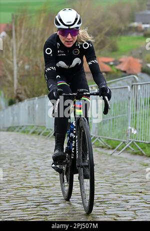 Oudenaarde, Belgien. 31. März 2023. Dutch Annemiek van Vleuten vom Movistar-Team wurde auf dem Paterberg während der Vorbereitungen mehrerer Teams auf der Rennstrecke vor dem Ronde van Vlaanderen/Tour des Flandres/Tour of Flanders-Radrennen am Freitag, den 31. März 2023, fotografiert. Die 107. Ausgabe des Radrennen findet am Sonntag, den 02. April, statt. BELGA PHOTO DIRK WAEM Credit: Belga News Agency/Alamy Live News Stockfoto