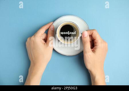 Schönes Wochenende. Frau mit einer Tasse heißen aromatischen Espressos auf hellblauem Hintergrund, Draufsicht Stockfoto