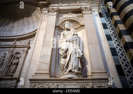 Statue des Heiligen Paulus von Michelangelo auf dem Piccolomini Altarpiece in der Kathedrale von Siena, Italien Stockfoto