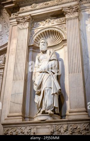 Statue des Heiligen Paulus von Michelangelo auf dem Piccolomini Altarpiece in der Kathedrale von Siena, Italien Stockfoto