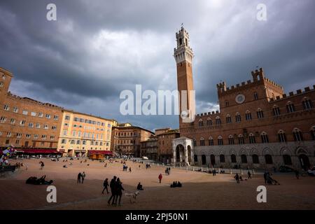 Der Glockenturm Torre del Mangia auf der Piazza del Campo in Siena, Italien Stockfoto