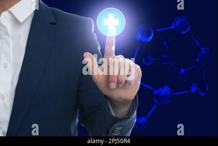 Frau drückt virtuellen erste-Hilfe-Knopf auf blauem Hintergrund, Nahaufnahme. Notfallhilfe Stockfoto