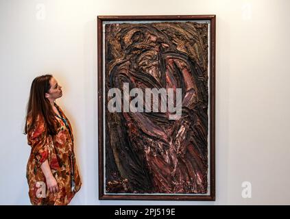 Hastings, East Sussex, Großbritannien. 31. März 2023. Leon Kossof, sitzende Frau, 1957 1972, Öl an Bord. Soutine/Kossoff ist die erste Museumsausstellung, die die künstlerische Beziehung zwischen dem britischen Künstler Leon Kossoff (1926-2019) und dem in Belarus geborenen Maler Chaim Soutine (1893-1943) untersucht. Paul Quezada-Neiman/Alamy Live Neuer Kredit: Paul Quezada-Neiman/Alamy Live News Stockfoto