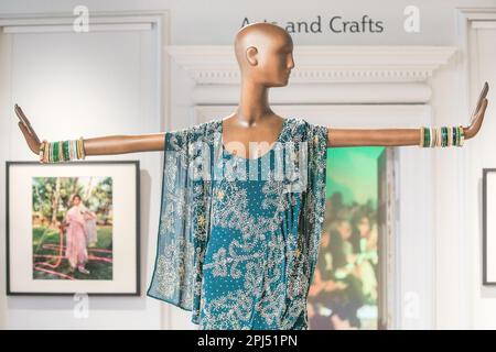 London, Großbritannien. 31. März 2023. Das grüne Kleid mit Pailletten. William Morris Gallery enthüllt eine große Ausstellung des Modedesigners Ashish. Ashish Gupta ist ein Modedesigner, dessen Signatur Pailletten und Perlen sind und sein indisches Erbe nutzen. Sein gleichnamiges Label greift auf sein Erbe zurück, mit Stücken, die von Madonna, Lady Gaga, taylor Swift und vielen anderen getragen wurden.bis zum 10. September 2023 werden über 60 Designs aus den letzten 20 Jahren ausgestellt. Kredit: Imageplotter/Alamy Live News Stockfoto