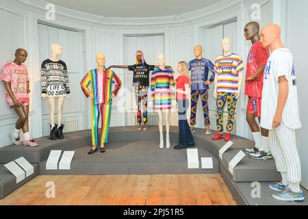London, Großbritannien. 31. März 2023. Galeriepersonal mit einer Auswahl an paillettenverzierten Outfits, darunter das Regenbogenkleid, getragen von Taylor Swift (Mitte). William Morris Gallery enthüllt eine große Ausstellung des Modedesigners Ashish. Ashish Gupta ist ein Modedesigner, dessen Signatur Pailletten und Perlen sind und sein indisches Erbe nutzen. Sein gleichnamiges Label greift auf sein Erbe zurück, mit Stücken, die von Madonna, Lady Gaga, taylor Swift und vielen anderen getragen wurden.bis zum 10. September 2023 werden über 60 Designs aus den letzten 20 Jahren ausgestellt. Kredit: Imageplotter/Alamy Live News Stockfoto