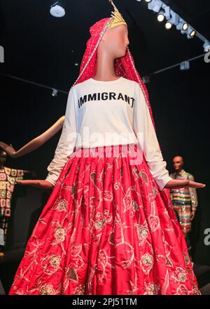 London, Großbritannien. 31. März 2023. Das berühmte „Immigrant“-T-Shirt, eine Reaktion auf den Brexit, den Ashish bei seinen Londoner Shows im Frühjahr 2017 trug. William Morris Gallery enthüllt eine große Ausstellung des Modedesigners Ashish. Ashish Gupta ist ein Modedesigner, dessen Signatur Pailletten und Perlen sind und sein indisches Erbe nutzen. Sein gleichnamiges Label greift auf sein Erbe zurück, mit Stücken, die von Madonna, Lady Gaga, taylor Swift und vielen anderen getragen wurden.bis zum 10. September 2023 werden über 60 Designs aus den letzten 20 Jahren ausgestellt. Kredit: Imageplotter/Alamy Live News Stockfoto