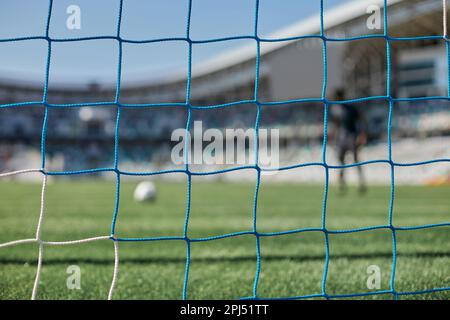 Fußball-Torpfosten mit Netz, Rückansicht. Stockfoto