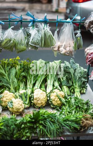 Eine lebendige Aufnahme frischer Blumenkohlköpfe auf einem Bauernmarkt Stockfoto