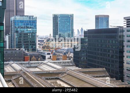 Luftaufnahme über das Dach der Liverpool St Station in Richtung London City. Stockfoto