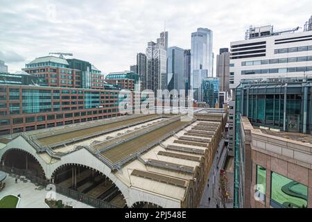 Blick über das Dach des Bahnhofs Liverpool St in Richtung Finanzviertel der City of London. Stockfoto