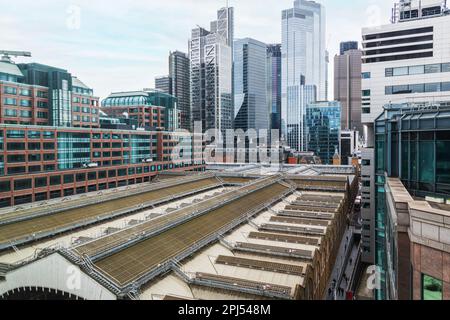 Blick über das Dach des Bahnhofs Liverpool St in Richtung Finanzviertel der City of London. Stockfoto