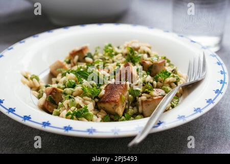 Vegane Risi e Bisi mit veganen Wurst Stücke Stockfoto