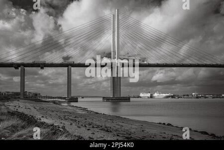 Ein Blick flussaufwärts auf die Themse in Richtung Dartford Crossing QE2 Bridge und Purfleet Container Terminal, wo zwei Rollen auf/ab ca. Stockfoto