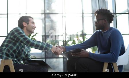 Geschäftspartner mit einem Treffen Händeschütteln Stockfoto