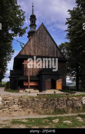 Erbaut aus Baumstämmen: Die restaurierte barocke hölzerne Kirche des Heiligen Kreuzes in Rdzawka in Nowy Targ County, Südpolen. Es wurde 1757 von einem reichen Händler gegründet, um sich für seine göttliche Intervention zu bedanken, die ihn vor einem Angriff von Brigaden rettete, aber im Oktober 1994 fast bei einem Brandanschlag niedergebrannt wäre. Stockfoto